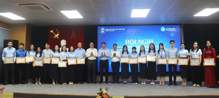 Lãnh đạo Trung tâm Phục vụ hành chính công thành phố, BHXH thành phố, Bưu điện thành phố trao Giấy khen của Trung tâm tặng các cá nhân. Ảnh: PV