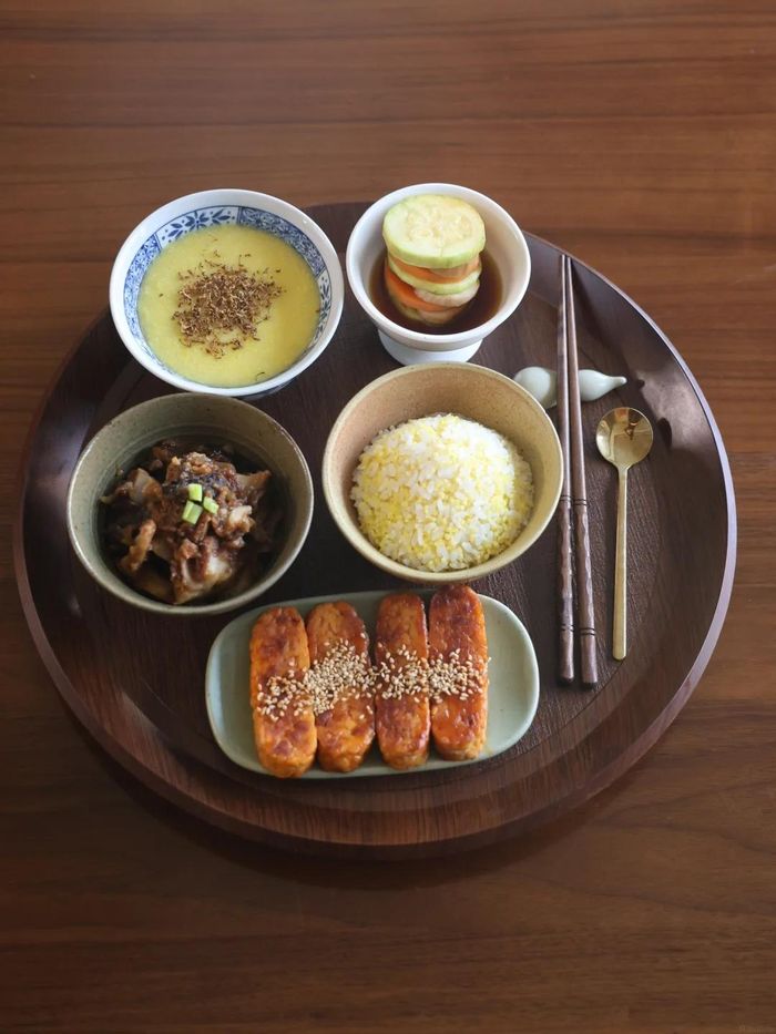  Thực đơn 7: Cơm kê, củ sen hấp bột gạo, tempeh sốt mặn ngọt, rau củ luộc thập cẩm, súp khoai mỡ và ngô non. 