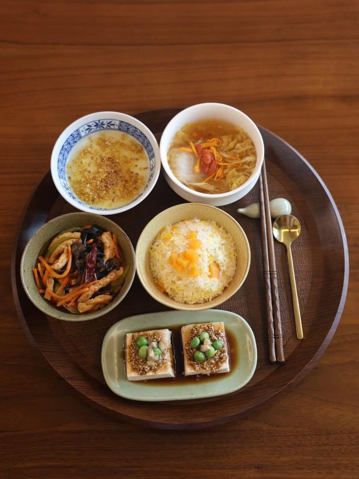  Thực đơn 10: Cơm kê và khoai lang, rau củ chay sốt chua ngọt, đậu phụ sốt mè, cải thìa nấu nước dùng thanh ngọt, tàu hũ hoa quế đậu đỏ. 