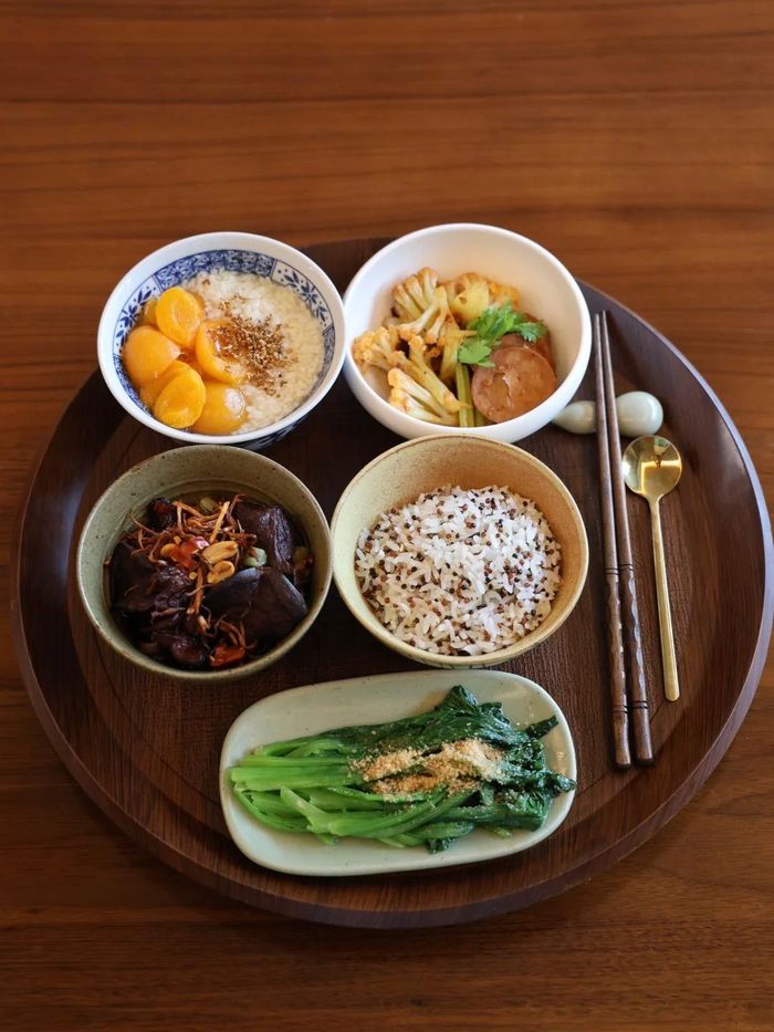  Thực đơn 4: Cơm quinoa, nấm mộc nhĩ xào kiểu Tứ Xuyên, súp lơ xào khô, rau cải luộc, hạnh nhân ngâm cơm rượu ngọt. 
