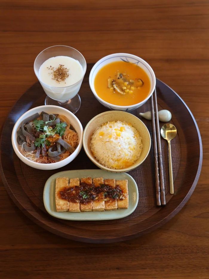  Thực đơn 3: Cơm bí đỏ, đậu phụ chiên giòn sốt đặc biệt, "bao tử chay" xào cay, nấm sốt vàng, chè củ sen cùng khoai mỡ và nước cốt dừa. 