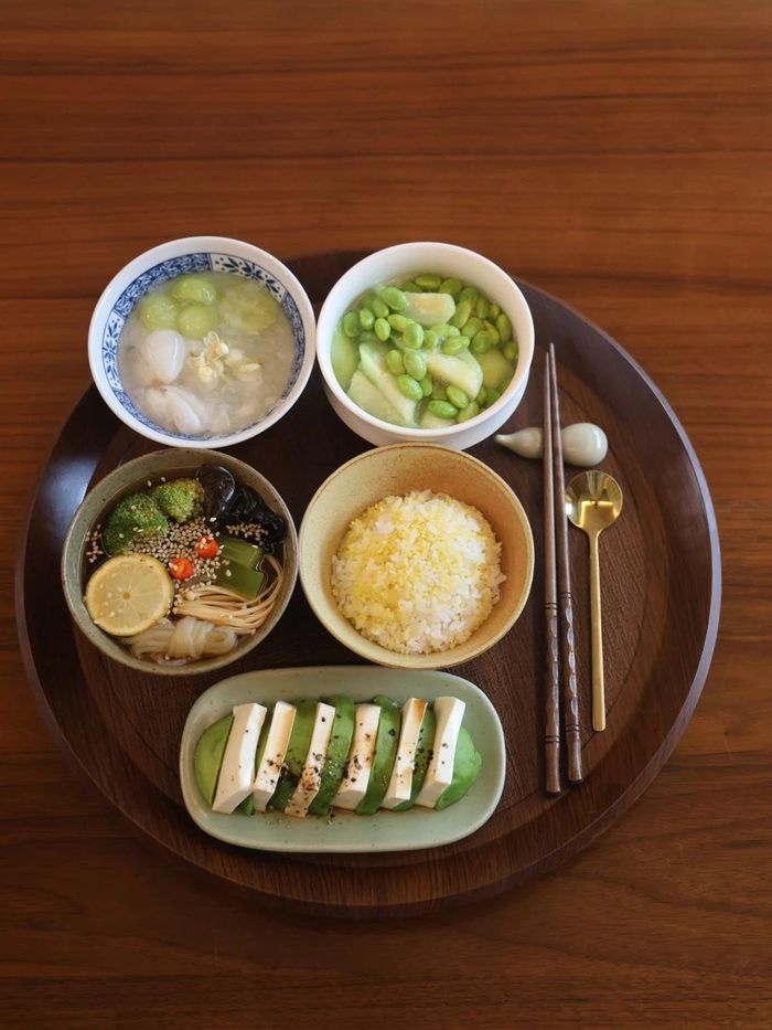  Thực đơn 1: Cơm kê, rau củ luộc chấm sốt, mướp xào đậu nành non, salad bơ và đậu phụ non 