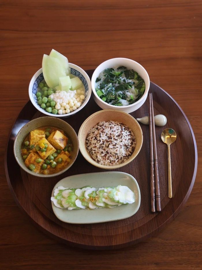  Thực đơn 9: Cơm quinoa, đậu phụ cà ri nước cốt dừa, khổ qua hai màu sốt đặc biệt, miến rau củ, dưa lưới nhồi bánh nếp. 