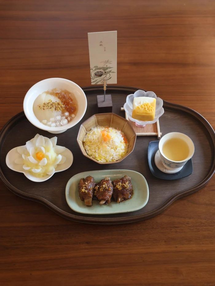  Thực đơn 5: Cơm kê và khoai lang, sườn chay sốt hoa quế, bánh bí đỏ hấp cùng khoai mỡ, lê hầm tuyết yến và nấm tuyết, trà trắng pha lê thu. 