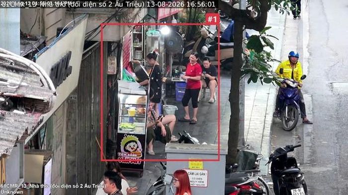 Trước số 52 Lý Quốc Sư, phường Hoàn Kiếm – sử dụng trái phép vỉa hè để bày bán hàng hóa.