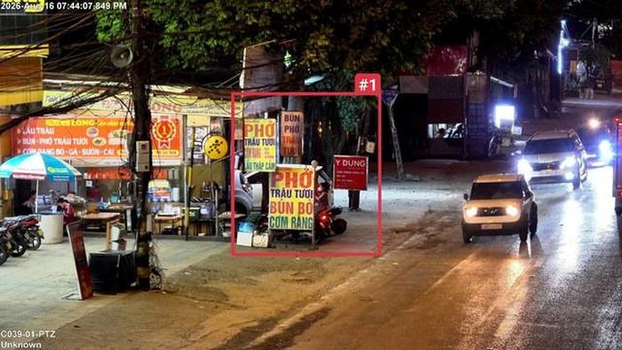 Khu vực ngã 3 Phủ Lỗ, xã Sóc Sơn – sử dụng trái phép vỉa hè để đặt biển hiệu, biển quảng cáo.