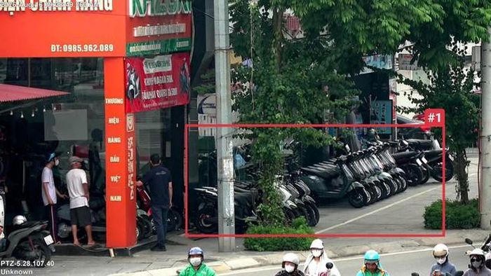 Trước số 72 Cầu Diễn, phường Phú Diễn – sử dụng trái phép vỉa hè để bày bán hàng hóa.