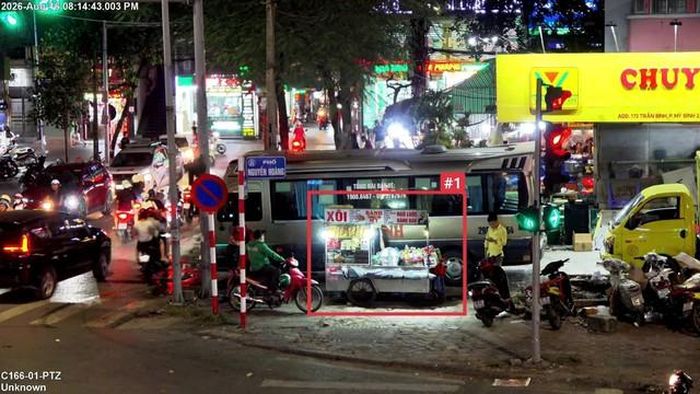 Ngã tư Nguyễn Hoàng - Trần Bình, phường Từ Liêm - sử dụng trái phép vỉa hè để bày bán hàng hóa.