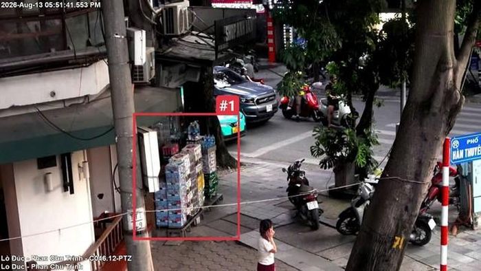 Trước cửa số 1 Lò Đúc, phường Hai Bà Trưng – sử dụng trái phép vỉa hè để bày bán hàng hóa.