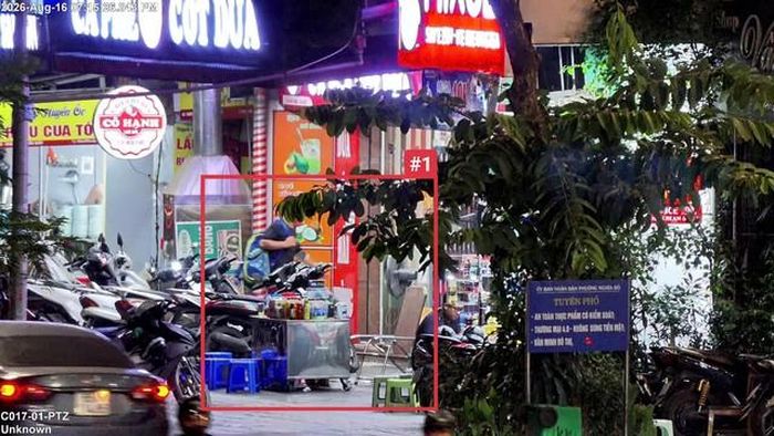 Cạnh số nhà 107B8 Tô Hiệu, phường Nghĩa Đô – sử dụng trái phép vỉa hè để bày bán hàng hóa.