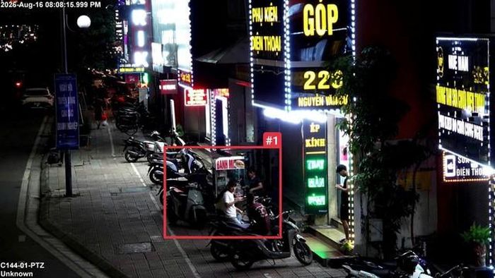 Cạnh ngã tư Sơn Đồng, xã Hoài Đức – sử dụng trái phép lòng đường, vỉa hè để bày bán hàng hóa.