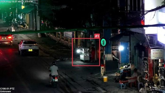 Cạnh ngã tư Sơn Đồng, xã Hoài Đức – sử dụng trái phép lòng đường, vỉa hè để bày bán hàng hóa.