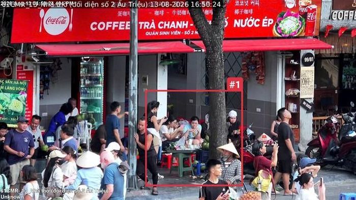 Trước cửa số 2 Nhà Thờ, phường Hoàn Kiếm – sử dụng trái phép vỉa hè để kinh doanh dịch vụ ăn uống.