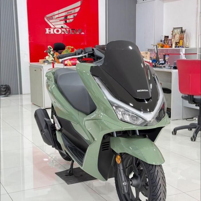New Honda PCX160 vẫn giữ nguyên ngôn ngữ thiết kế hiện hành với cụm đèn trước mang phong cách Victory Shape đặc trưng.