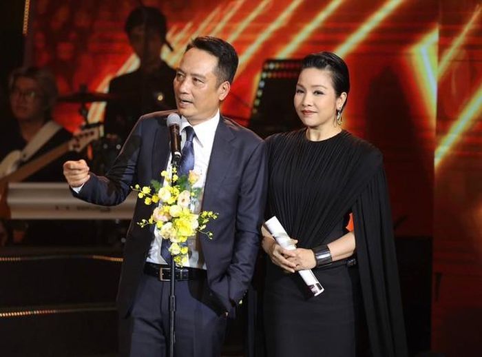 Về hôn nhân của Mỹ Linh và nhạc sĩ Anh Quân, năm 1998, họ kết hôn. Đó là sự chuyển đổi quan trọng trong đời sống riêng của Mỹ Linh. Sự nghiệp của chị ngày càng thăng hoa và hạnh phúc hơn.