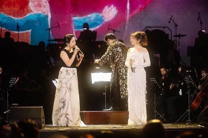 Ở tuổi 51, "diva" nhạc Việt có một sự nghiệp thăng hoa cùng cuộc sống gia đình viên mãn. Trong hình ảnh này, cô cùng con gái Mỹ Anh biểu diễn thành công một ca khúc trong đêm nhạc của cố nhạc sĩ Thanh Tùng.