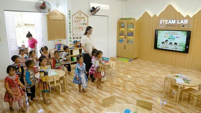 Đỗ Mỹ Linh 10 năm trước thực hiện dự án “Cõng điện lên bản” tại bản Cu Vai và 10 năm sau cũng tại nơi đây, cô đem đến “Gieo mầm tri thức" cho các em nhỏ.