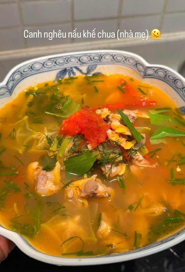 Với món canh nghêu nấu khế chua, Hà Tăng làm người hâm mộ nể phục khi trình bày một món ăn cổ truyền nhưng đầy hấp dẫn. Món này phổ biến ở cả ba miền, mỗi miền có cách tạo vị chua khác nhau. Nếu như ở miền Bắc thường nấu cùng sấu, canh chua miền Nam hay nấu cùng me và khế.