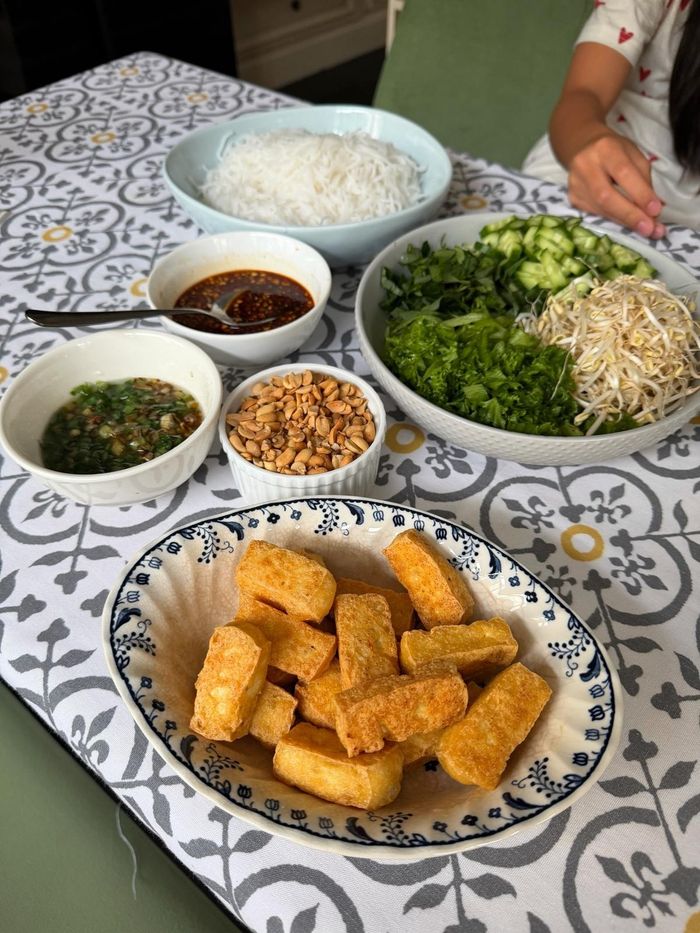 Theo Ngôi sao, cô từng tiết lộ món ăn yêu thích là bún trộn cùng nước tương, các loại rau thanh mát và đậu hũ chiên, rắc thêm đậu phộng rang, mỡ hành. Món bún này không chỉ phù hợp trong những ngày ăn chay như mồng 1, ngày rằm mà còn là lựa chọn đổi bữa lý tưởng cho những ngày hè oi bức hay những lúc bận rộn không có nhiều thời gian nấu nướng.