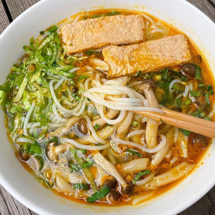 Nước dùng của bún Huế chay được Tăng Thanh Hà tận dụng các loại rau củ sẵn có trong nhà hầm lấy nước. Công thức của cô thường có củ cải trắng, su su, cà rốt, hành tây, đem cắt nhỏ rồi hầm trong nồi áp suất điện khoảng 20 phút. Khi ăn phi thơm sả và tỏi, trút nước dùng vào và đun thêm cùng hai nhánh sả tươi, nêm nếm cho vừa miệng. Topping là các loại nấm tươi, đậu hũ, rau thơm.