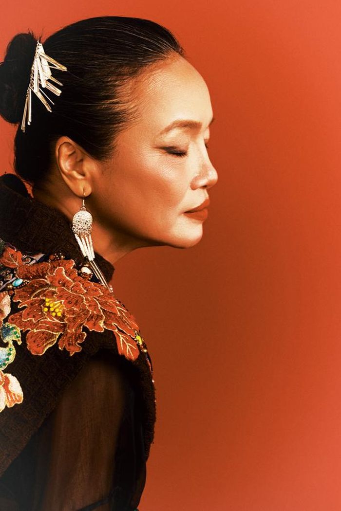 Cao Minh Tiến hướng diễn viên Tú Oanh chuyển tải hình ảnh người phụ nữ mặn mà, với nét mặt nhiều tâm tư, một vẻ ngoài tưởng như đối lập với tinh thần phá cách của bộ sưu tập.