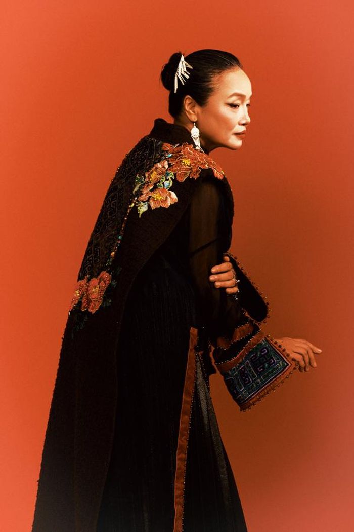 Cao Minh Tiến cho biết, khi ngỏ lời mời nghệ sĩ  Tú Oanh làm người mẫu cho các thiết kế mới, ban đầu anh khá lo lắng bởi nữ diễn viên hiếm khi xuất hiện trên sàn diễn thời trang. Tuy nhiên, anh mong muốn những thiết kế của mình được chị thể hiện bởi Tú Oanh sở hữu vẻ đẹp mặn mà, đằm thắm của người phụ nữ Việt truyền thống, ẩn sau đó là sự sắc sảo cùng cá tính mạnh mẽ của người phụ nữ Việt hiện đại.