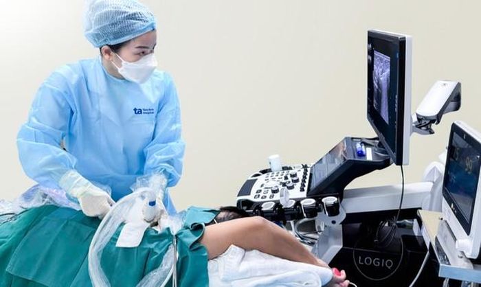 Bác sĩ đang thực hiện VABB cho cho người bệnh. Ảnh: BVCC