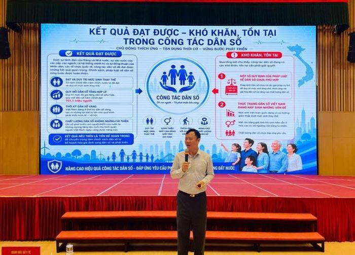 Ông Lê Thanh Dũng, Cục trưởng Cục Dân số, Bộ Y tế trực tiếp cung cấp, trao đổi những nội dung trọng tâm về công tác dân số và phát triển. - Ảnh: Thùy Dung