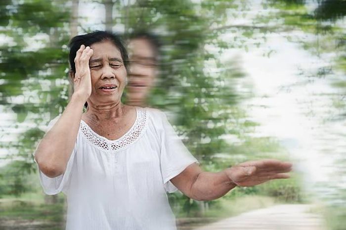 Trời mưa đột ngột sau nắng nóng kéo dài khiến người cao tuổi dễ bị chóng mặt, choáng váng do cơ thể không kịp thích nghi. Ảnh minh họa: iStock