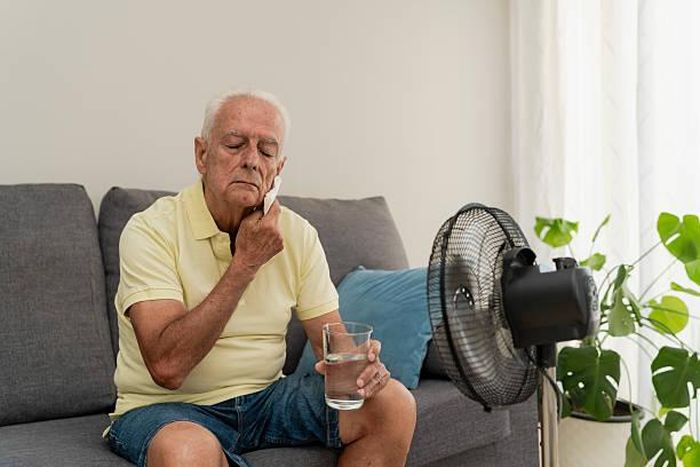 Dù trời đã mưa, nhưng sự mệt mỏi tích tụ từ những ngày nắng nóng vẫn khiến người cao tuổi dễ bị cảm lạnh hoặc mắc các vấn đề đường hô hấp. Ảnh minh họa: iStock