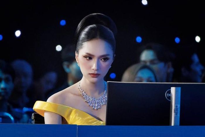 Hoa hậu Hương Giang chia sẻ hình ảnh khi tham gia sự kiện Bán kết Miss Universe Thái Lan 2026 với trang phục màu vàng nổi bật cùng nhan sắc cuốn hút.
