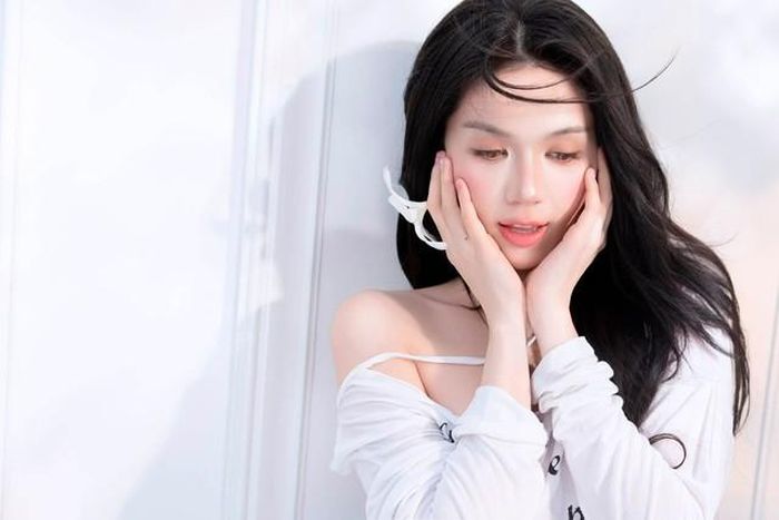 Ngọc Trinh gây chú ý với loạt ảnh mới nhờ nhan sắc ngọt ngào và biểu cảm e ấp cùng điểm nhấn là bông hoa trắng.