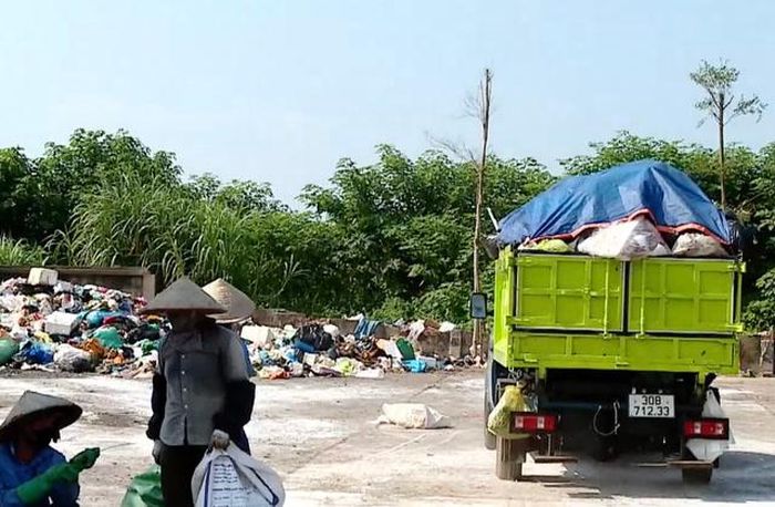 Chủ tịch UBND TP Hà Nội vừa chỉ đạo các đơn vị liên quan khẩn trương kiểm tra, làm rõ và khắc phục tình trạng ô nhiễm môi trường cùng sự cố thiếu nước sạch kéo dài tại khu tái định cư Vân Lôi (xã Hòa Lạc). Ảnh: HNO