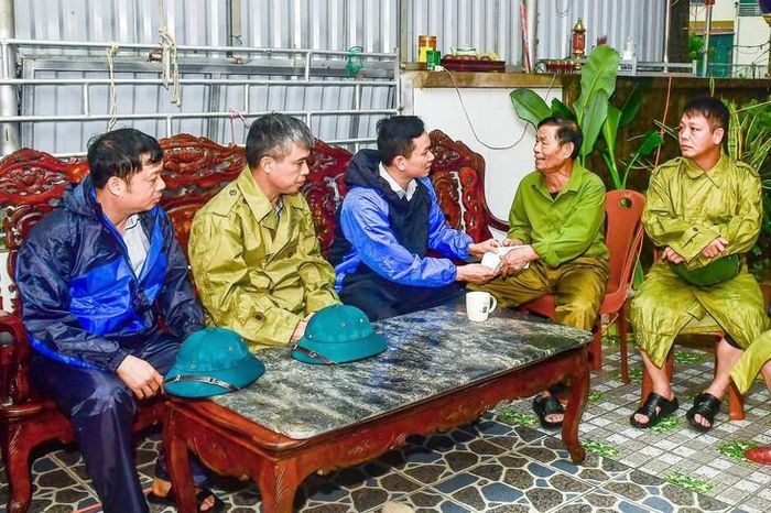 Lãnh đạo xã Đan Hải thăm hỏi, động viên và chia buồn cùng gia đình nạn nhân bị sét đánh tử vong. Ảnh: TL.