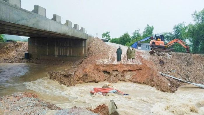 Nước lũ đổ về chảy xiết cuốn trôi cầu tạm phục vụ thi công cầu Hói Hiến. Ảnh: TL.