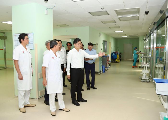 Thứ trưởng Thường trực Bộ Y tế Vũ Mạnh Hà thăm khoa, phòng điều trị của Bệnh viện Trung ương Quân đội 108.  Ảnh: Thành Long
