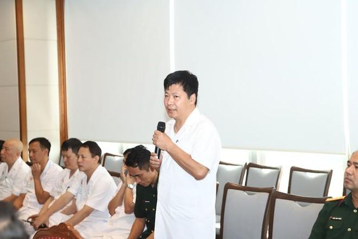 Các đại biểu của Bộ Y tế và Bệnh viện cùng trao đổi, thảo luận.  Ảnh: Thành Long