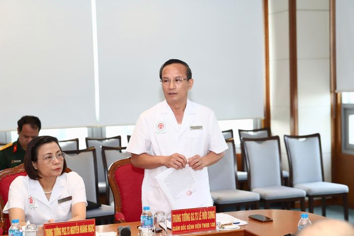 Trung tướng, GS.TS Lê Hữu Song, Giám đốc Bệnh viện Trung ương Quân đội 108 báo cáo về hoạt động của bệnh viện tại buổi làm việc.  Ảnh: Thành Long