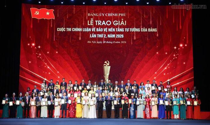 Đồng chí Trịnh Văn Quyết và đồng chí Phạm Gia Túc cùng các cá nhân và tập thể đạt giải của Cuộc thi. Ảnh: chinhphu.vn/Phương Nguyên