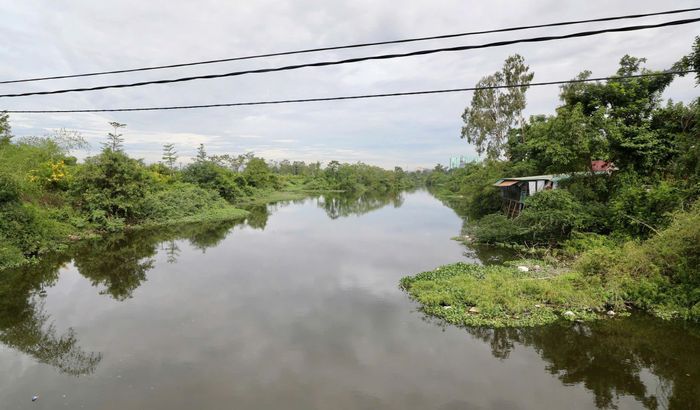 Sông Vinh đoạn qua khu vực trung tâm Vinh, nơi dự kiến được cải tạo, chỉnh trang và phát triển không gian công cộng hai bên bờ. (Ảnh: Song Hoàng)