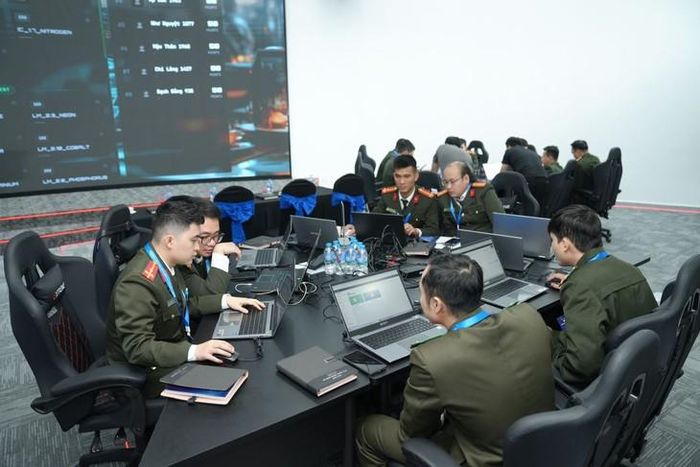 Lực lượng an ninh mạng triển khai nhiệm vụ. Ảnh TTXVN.