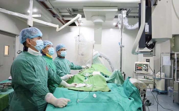 Các bác sĩ can thiệp nội mạch chuyên sâu cho bệnh nhân. Ảnh: BVCC