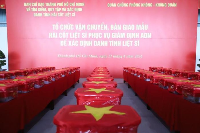 7.104 mẫu sinh phẩm các liệt sĩ được vận chuyển ra Viện Hàn lâm Khoa học và Công nghệ Việt Nam để giám định ADN. Ảnh: P.Thương.