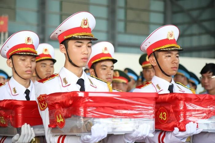 Các mẫu sinh phẩm hài cốt liệt sĩ được vận chuyển lên máy bay tại ga quân sự sân bay Tân Sơn Nhất. Ảnh: P.Thương.