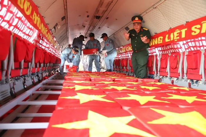 Các thùng chuyên dụng chứa mẫu sinh phẩm được đưa lên máy bay, bảo đảm các điều kiện vận chuyển theo quy định. Ảnh: P.Thương.