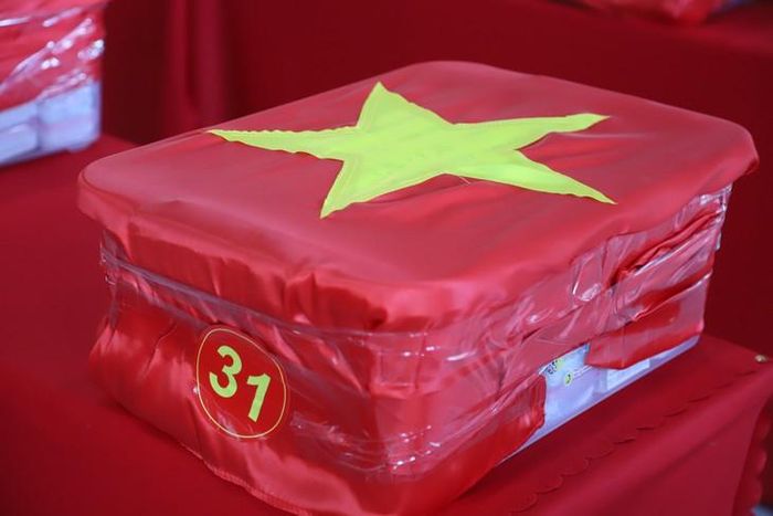 Mẫu sinh phẩm hài cốt liệt sĩ được bàn giao để vận chuyển ra Hà Nội phục vụ giám định ADN. Ảnh: P.Thương.
