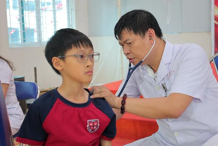 Bác sĩ thăm khám sức khỏe cho học sinh ngày 21/8. Ảnh: BVCC