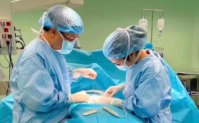 Các bác sĩ ở TPHCM đang phẫu thuật cho một bệnh nhi - Ảnh: Bệnh viện cung cấp