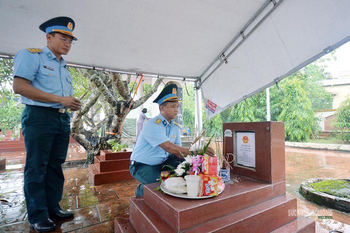 Cán bộ, chiến sĩ Phòng không - Không quân dâng hương tại phần mộ liệt sĩ. Ảnh: Tuấn Anh