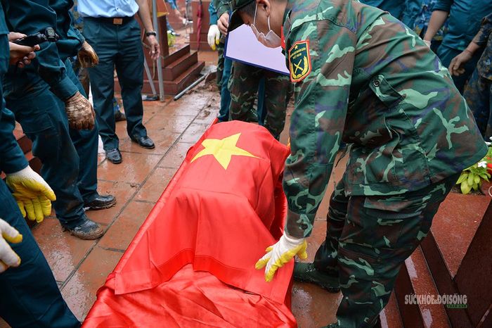 Các chiến sĩ chỉnh lại Quốc kỳ, bảo đảm nghiêm trang trước khi bàn giao. Ảnh: Tuấn Anh